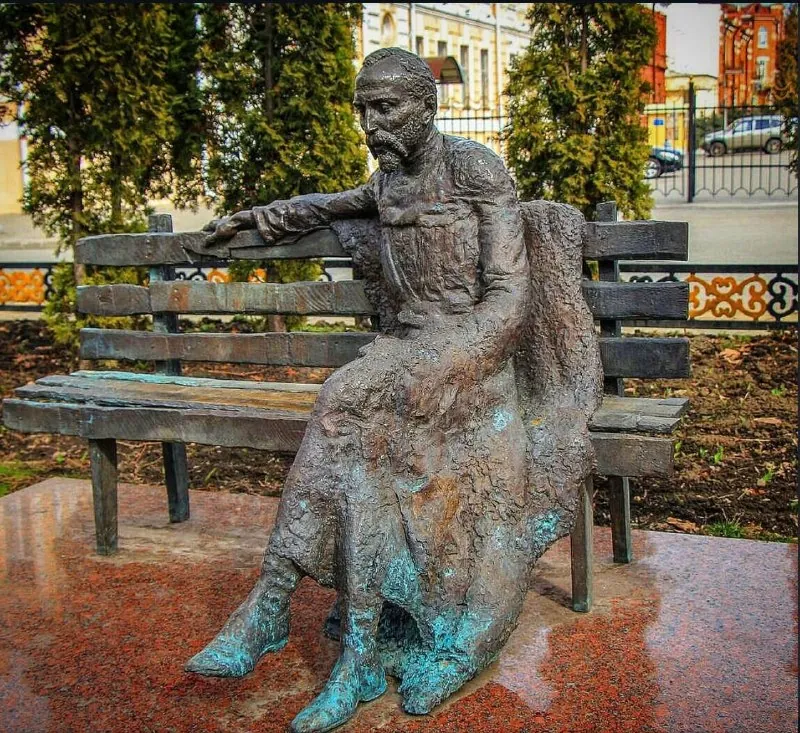 Памятников Коста в Осетии много.