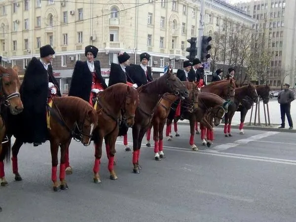 Бурка- вещь редко применяемая во взводе почетного караула ККВ, но когда этот день наступает, понимаешь что без нее не…