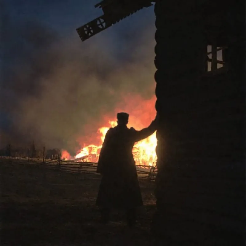 Финский солдат на фоне пожара в Пюхялахти;