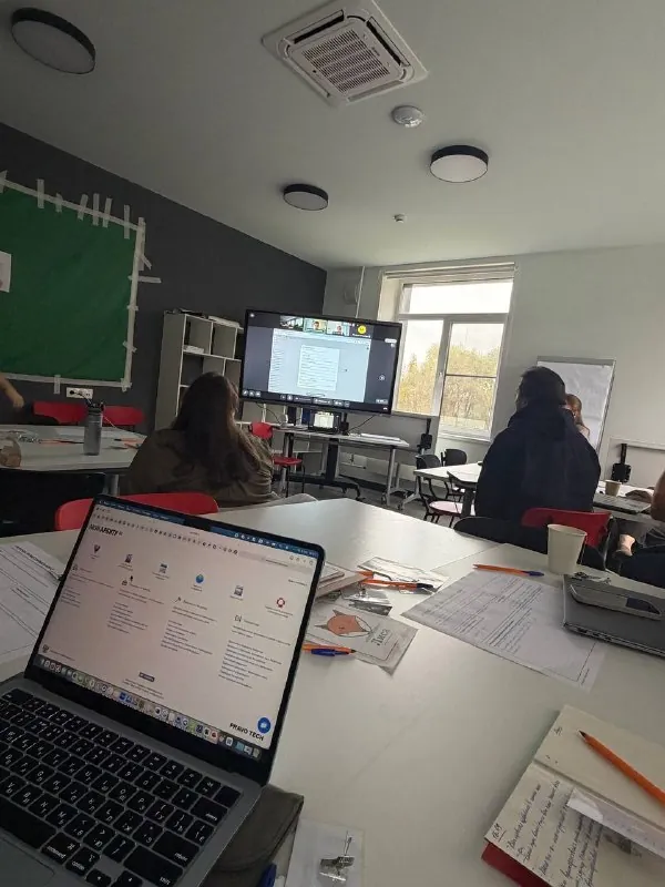 ИИ-это не незаменимая вещь в работе преподавателя.