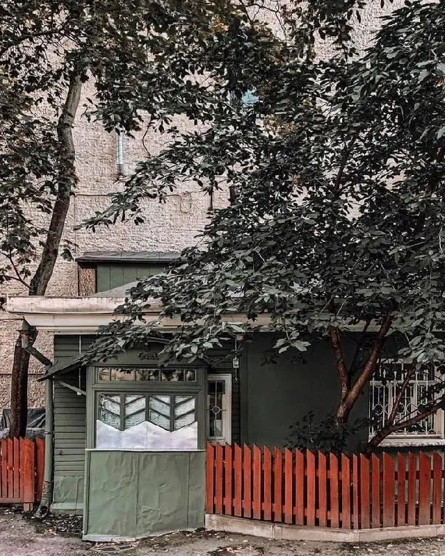 🏠 Необычный домик встроен