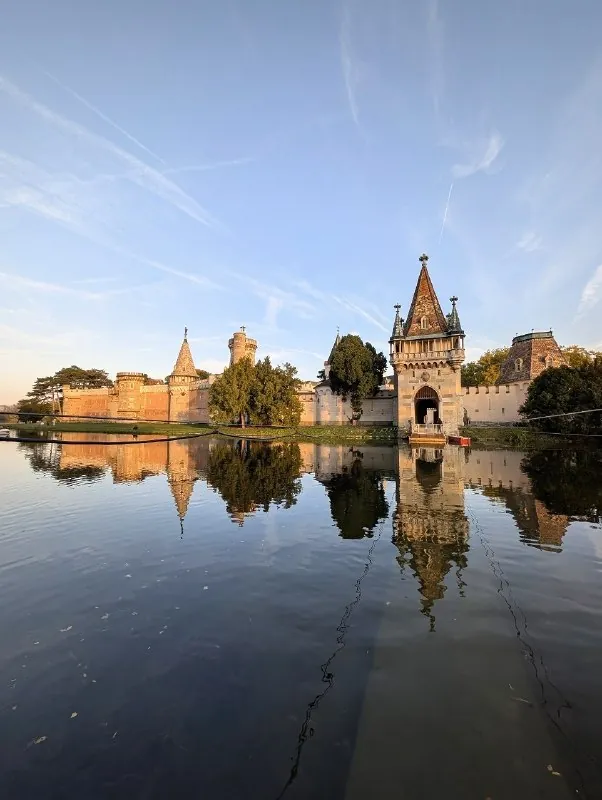 В Laxenburg Castle Park платный вход, аж 4.5€, но там прикольно и он неподалеку от вены, на последней фотке даже дома…