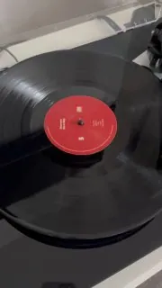 Наконец-то купила иглу на винил🥹 столько времени не слушала свои пластинки