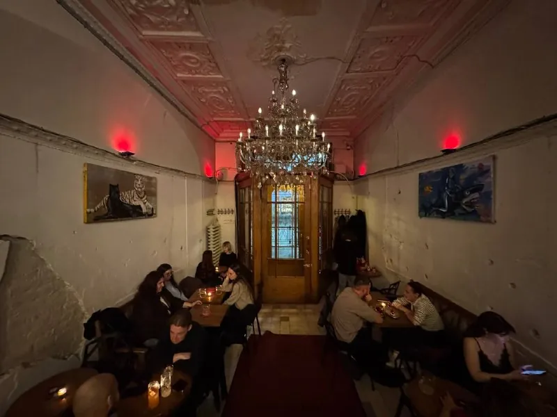 В Петербурге найден невероятно красивый бар, который открыли в бывшей парадной.