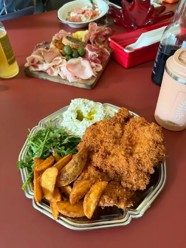 Бар, огромный шницель и акварель 🤩