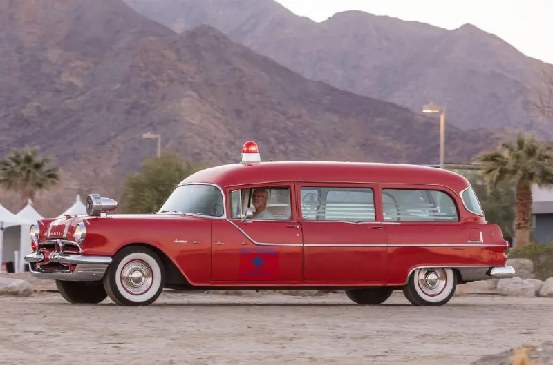 🚑 Редкий гость: Pontiac Memphian, скорая из 1955 года
