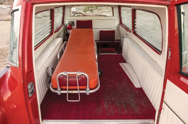 🚑 Редкий гость: Pontiac Memphian, скорая из 1955 года
