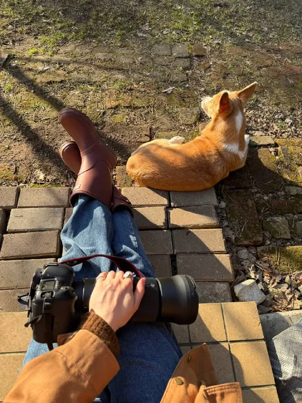 Первая половина апреля прошла, а значит пришло время спамить в комментариях фотографиями из ваших лент телефонов 🌺🫐📖☕️