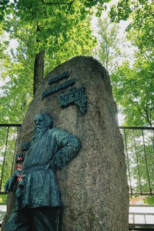 Ловите очень краткий гид по петербургским кладбищам