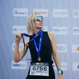 Блондинка в кроссовках