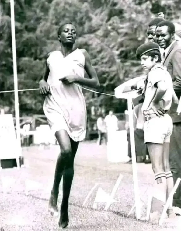 Кенийская спортсменка, выигравшая марафон в 1973 году босиком и в платье.