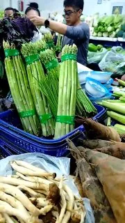 😍 Гуляя по китайским продуктовым магазинам и рынкам, глаза разбегаются от изобилия: живые морепродукты (причём не…