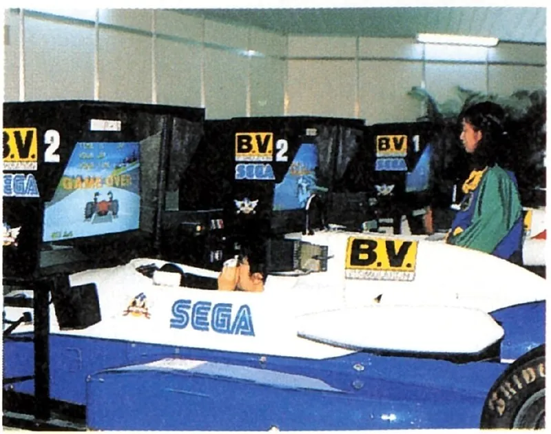 Павильон с гоночными играми SEGA и показ ранней версии Virtua Racing