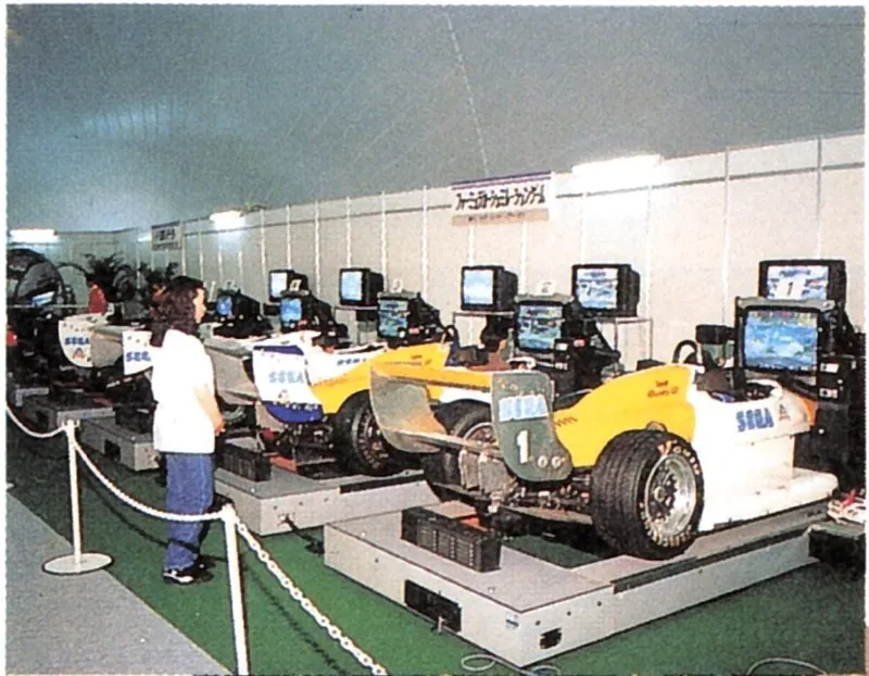 Павильон с гоночными играми SEGA и показ ранней версии Virtua Racing