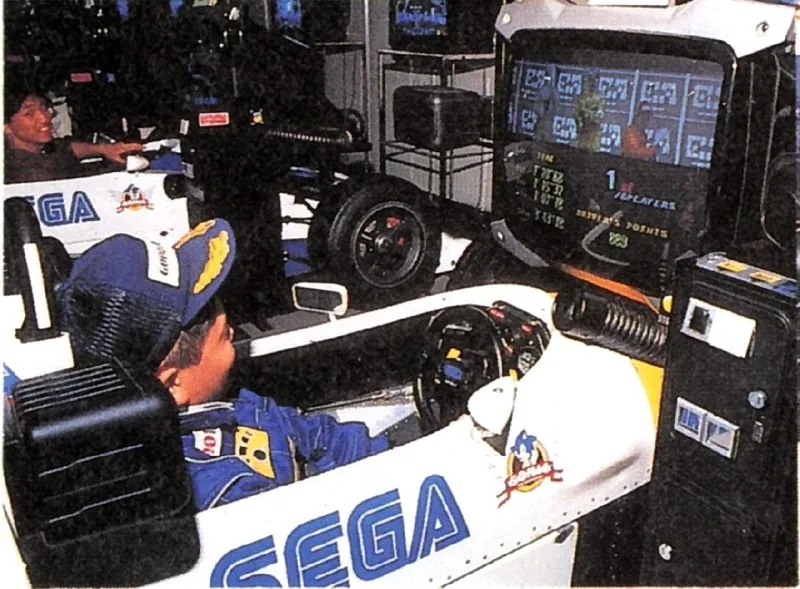 Павильон с гоночными играми SEGA и показ ранней версии Virtua Racing