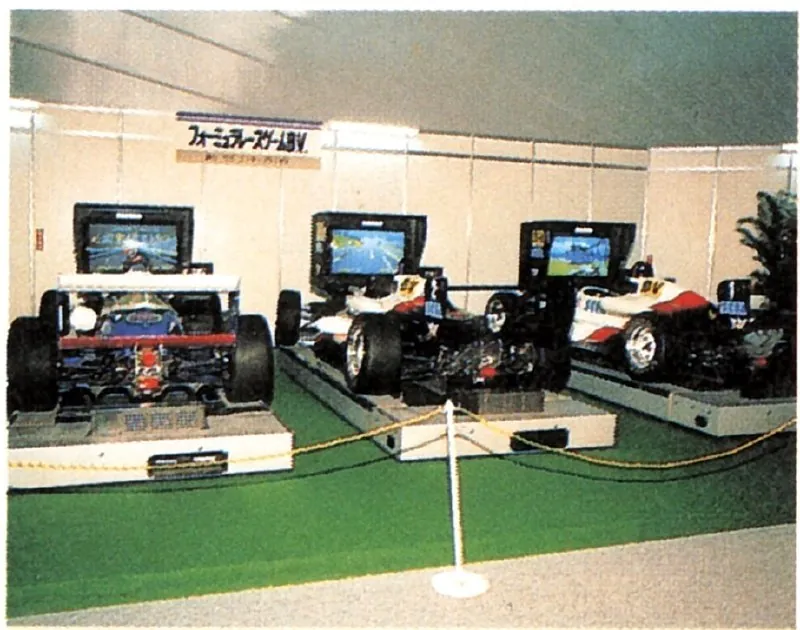 Павильон с гоночными играми SEGA и показ ранней версии Virtua Racing