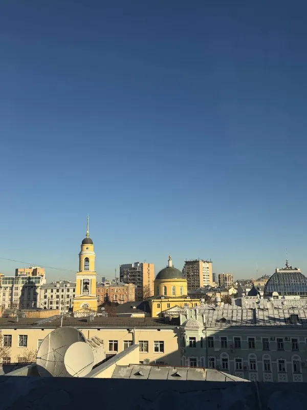 играет песня «виноград» сижу у окна смотрю вот на такую Москву