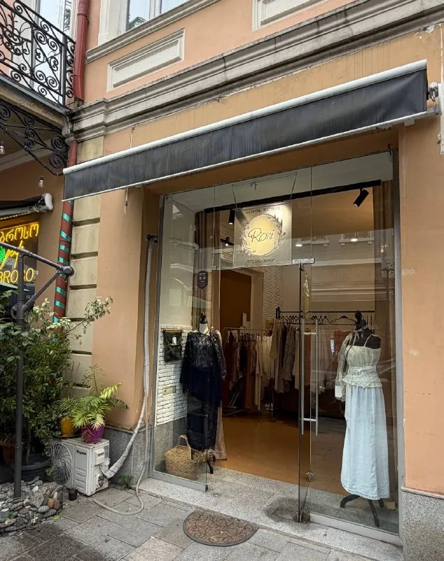 За несколько дней в Батуми я сняла новый влог с обзором fashion-ретейла – магазинов в торговых центрах и на улицах…
