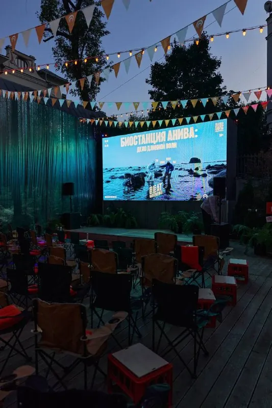 Вчера был суперламповый вечер на открытии поп-ап кинотеатра Beat x Outventure во дворе Restaurant by Deep Fried…