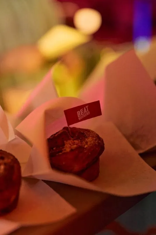 Вчера был суперламповый вечер на открытии поп-ап кинотеатра Beat x Outventure во дворе Restaurant by Deep Fried…