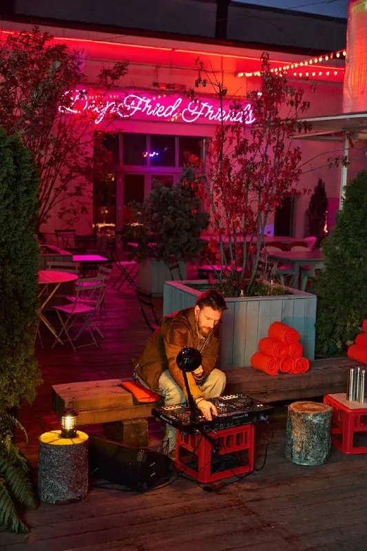 Вчера был суперламповый вечер на открытии поп-ап кинотеатра Beat x Outventure во дворе Restaurant by Deep Fried…