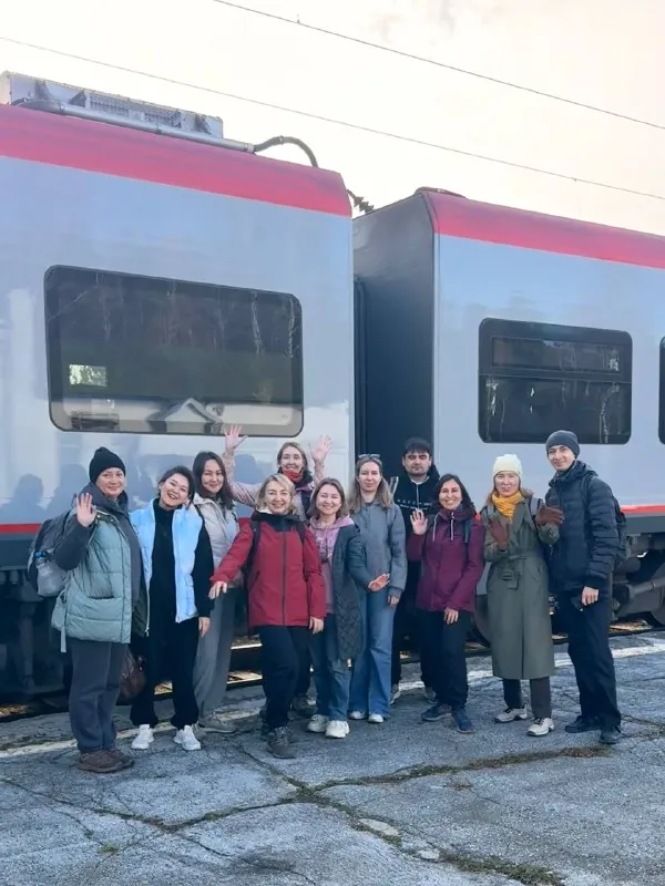 К ЛОШАДКАМ НА ЭЛЕКТРИЧКЕ 🚊