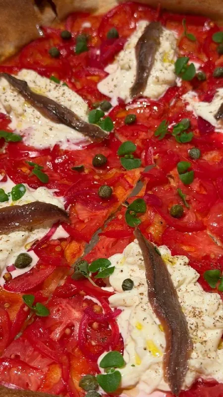 Так выглядит самая вкусная пицца в городе, а возможно, и в стране.