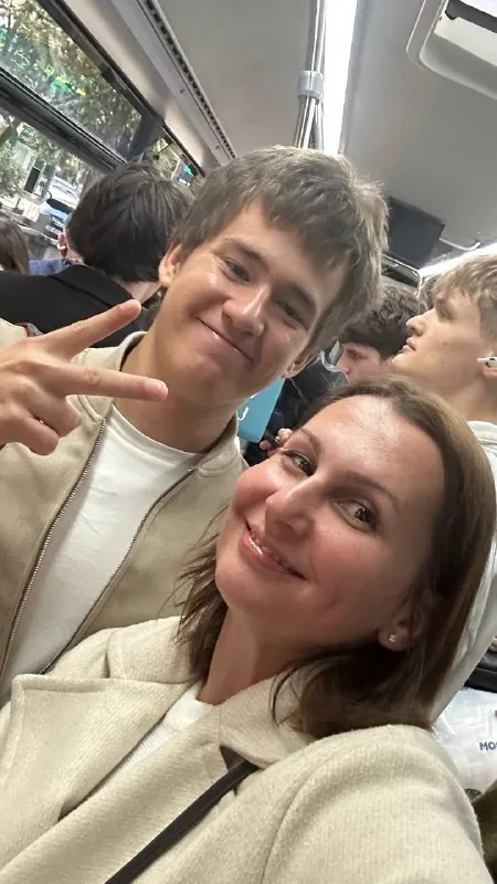 Вчера ехала по делам в Батуми, вышла на остановке, чтобы пересесть на другой автобус, и ко мне подходит молодой человек: