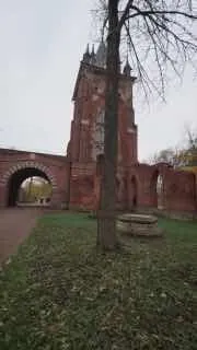 Эта башня особенно классно выглядит осенью и издалека - как в сказке про Спящую красавицу.