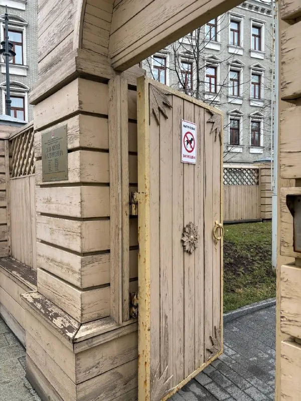 Поняла, что люблю больше всего в мемориальных музеях (и вообще музеях, устроенных в домах и усадьбах)- выглядывать в…