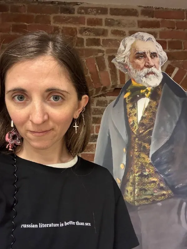 Поняла, что люблю больше всего в мемориальных музеях (и вообще музеях, устроенных в домах и усадьбах)- выглядывать в…