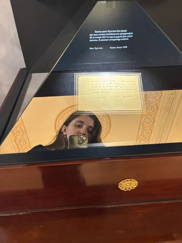 Поняла, что люблю больше всего в мемориальных музеях (и вообще музеях, устроенных в домах и усадьбах)- выглядывать в…