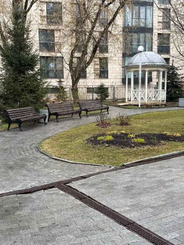 Поняла, что люблю больше всего в мемориальных музеях (и вообще музеях, устроенных в домах и усадьбах)- выглядывать в…