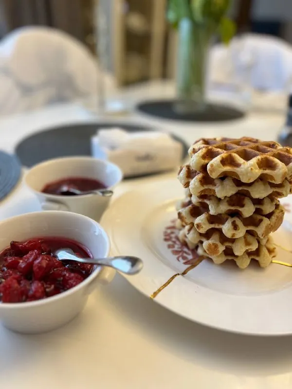 Сегодня вафли творожные с малиновым вареньем и гранатом 🤤