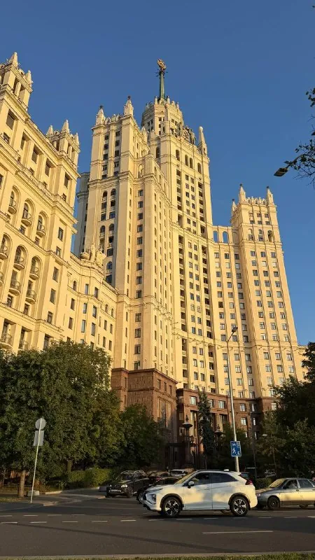 я в шоке, но сегодня ровно год, как мы переехали жить в Москву из Екатеринбурга!