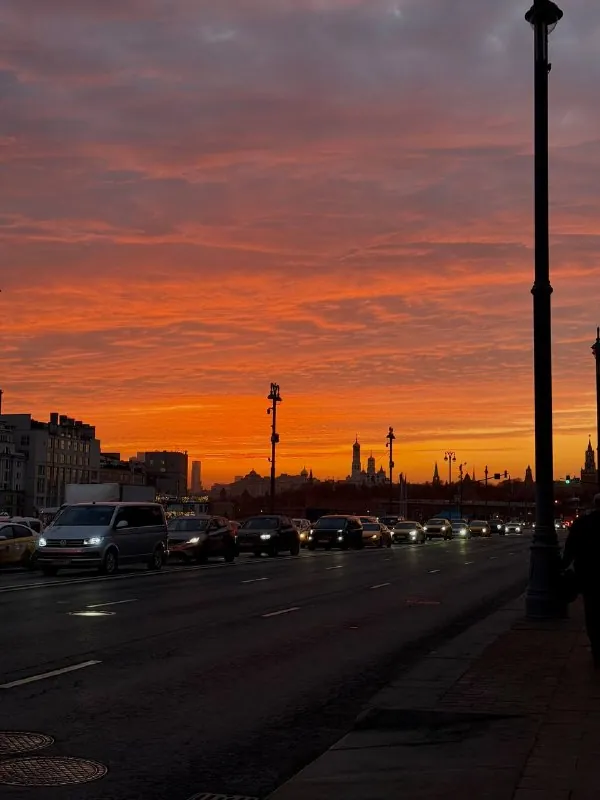 я в шоке, но сегодня ровно год, как мы переехали жить в Москву из Екатеринбурга!