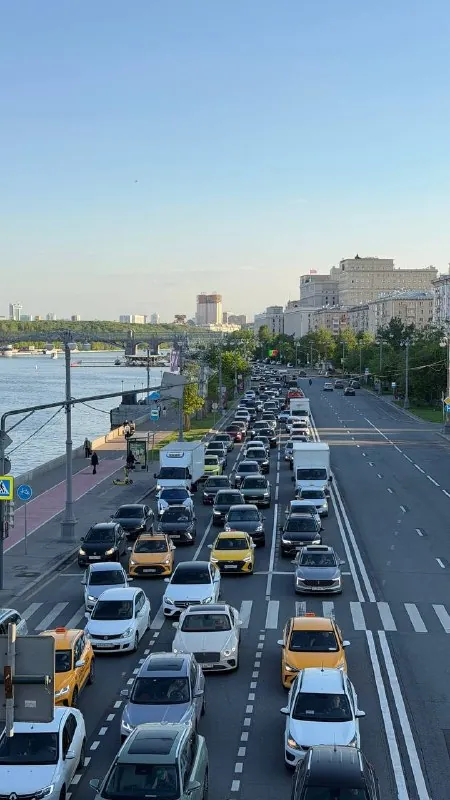 я в шоке, но сегодня ровно год, как мы переехали жить в Москву из Екатеринбурга!