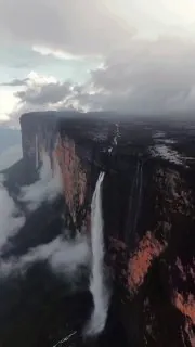 🇻🇪 Большинство из вас, конечно же, знают, что самый высокий водопад мира называется Анхель и находится в государстве…