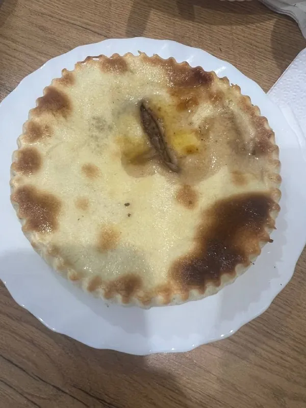 Я вот сегодня барражировал по любимым вкусным местам Владикавказа и хотел бы в связи с этим рассказать про один пирог.