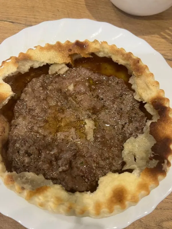 Я вот сегодня барражировал по любимым вкусным местам Владикавказа и хотел бы в связи с этим рассказать про один пирог.
