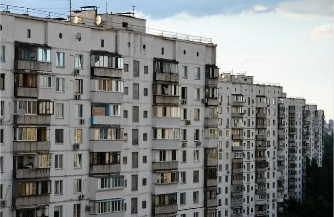 Бабушка сосредоточенно считала расходы, связанные с коммунальными платежами, но я все равно рискнула ее прервать.