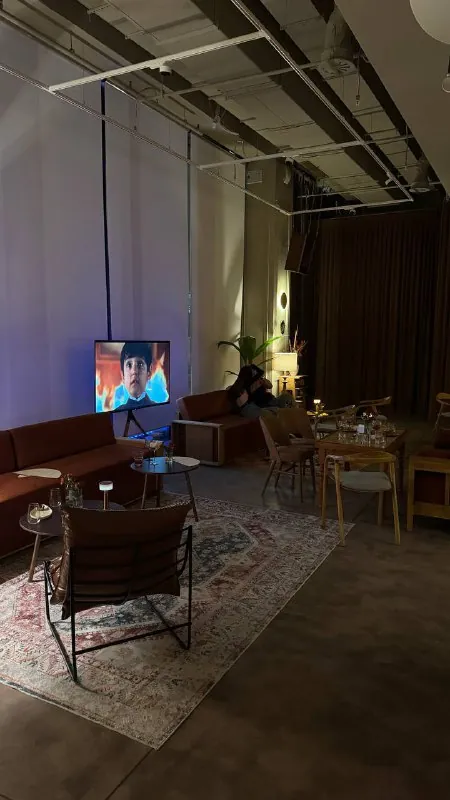 В Москве открылся новый секретный бар Apartments с эстетикой фильма Тарантино «Четыре комнаты», винилом и авторскими…