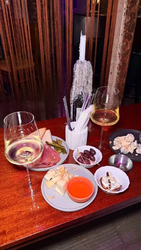 🍷 Секретный винный бар