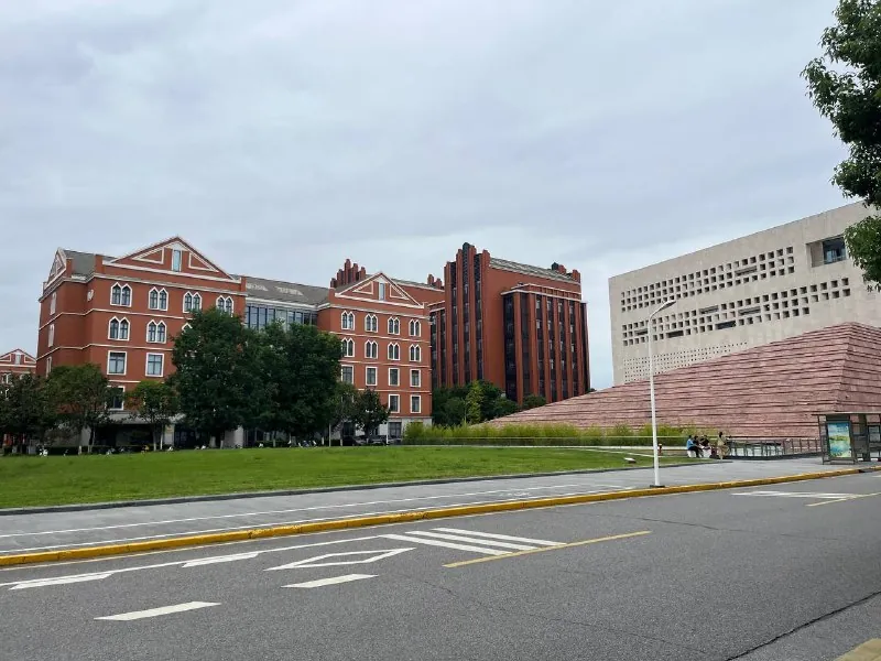 я выбрала Shanghai Jiaotong University (SJTU), он находится на 36 месте в мире (qs), а в Шанхае лучший по моей…