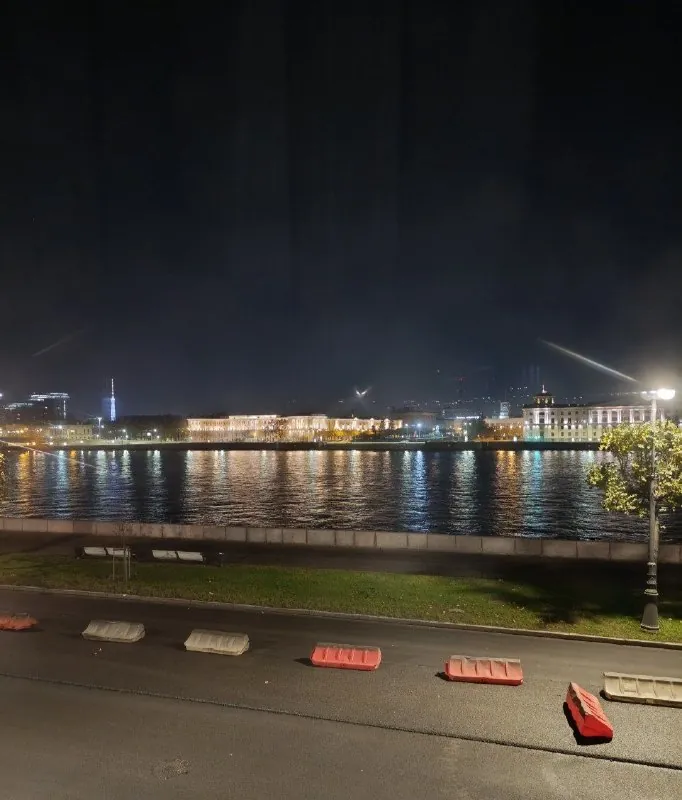 Проснуться в 5 утра и кайфовать от вида на Неву — сделано✔️