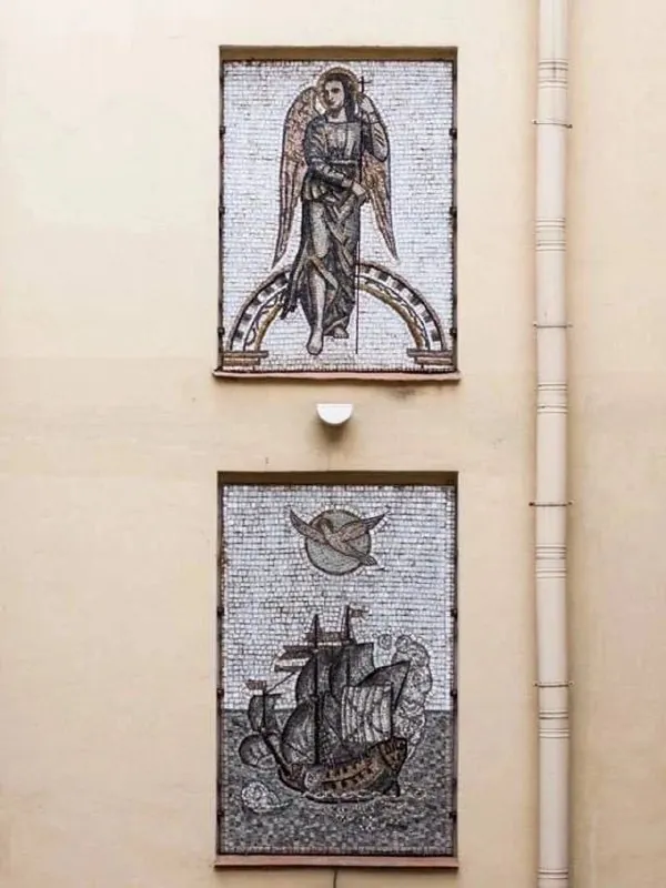 😎Где в Петербурге найти секретный двор с мозаиками?