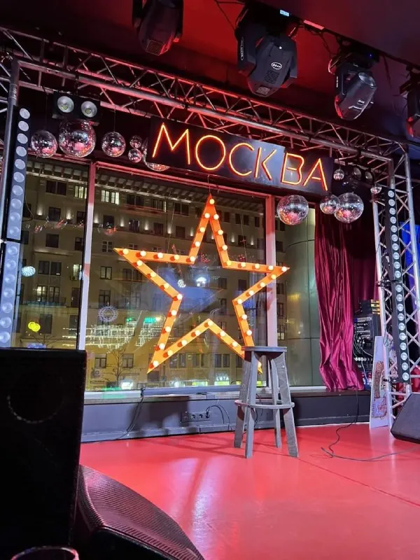 Кстати, на днях мы ходили на Женский стендап в баре «РукиВверх» 😄