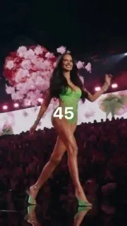 Куда ни глянь -везде показ Victoria’s Secret.