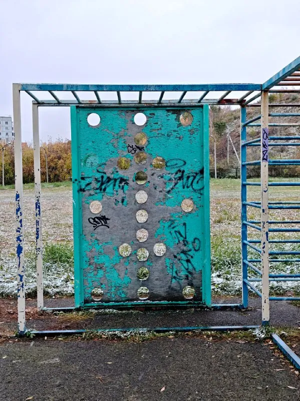 Интересно, включают ли стадион школы номер 100 города Красноярска в какие-нибудь отчеты чиновников о местной…