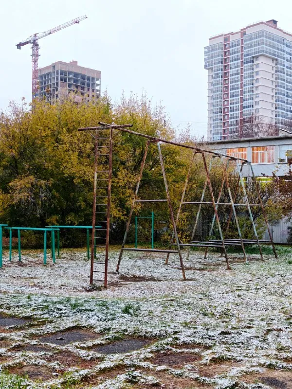 Интересно, включают ли стадион школы номер 100 города Красноярска в какие-нибудь отчеты чиновников о местной…
